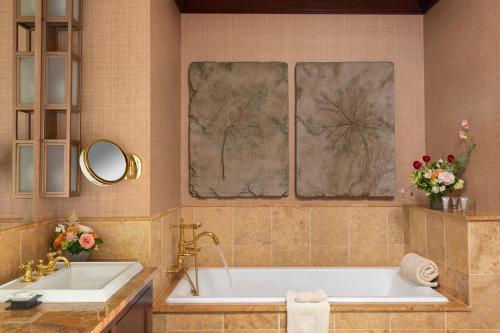 ein Badezimmer mit zwei Waschbecken und einer Badewanne in der Unterkunft Nemacolin in Farmington