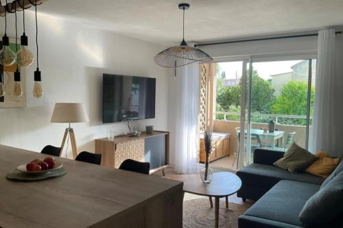 un salon avec un canapé et une table dans l'établissement Beautiful apartment with terrace, à La Seyne-sur-Mer