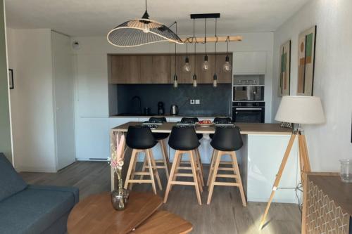 une cuisine avec un comptoir et des tabourets dans une pièce dans l'établissement Beautiful apartment with terrace, à La Seyne-sur-Mer