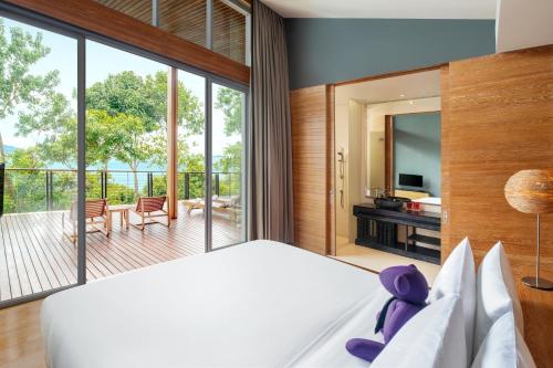 Ένα ή περισσότερα κρεβάτια σε δωμάτιο στο W Koh Samui
