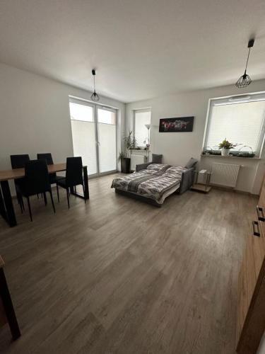 ein Schlafzimmer mit einem Bett, einem Tisch und Stühlen in der Unterkunft Apartament z tarasem in Sanok