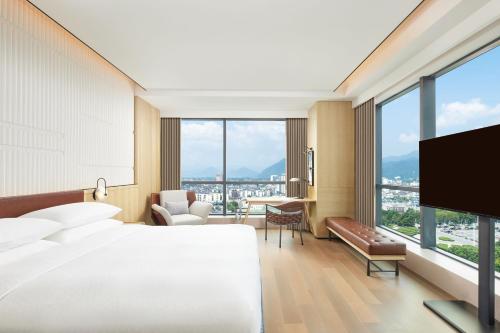 Postel nebo postele na pokoji v ubytování Four Points by Sheraton Xuancheng, Jingxian