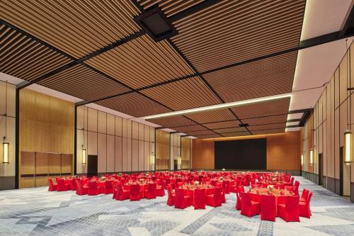 a large banquet hall with red tables and chairs at Four Points by Sheraton Xuancheng, Jingxian in Jingxian