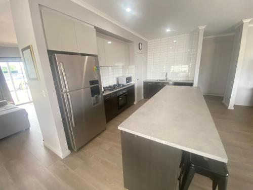 una cocina con refrigerador de acero inoxidable y encimera en Lofty's Shack, en Edithburgh