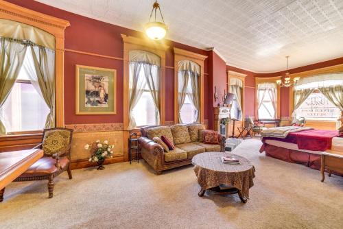 Χώρος καθιστικού στο Downtown Yankton Suite Walk to Restaurants!