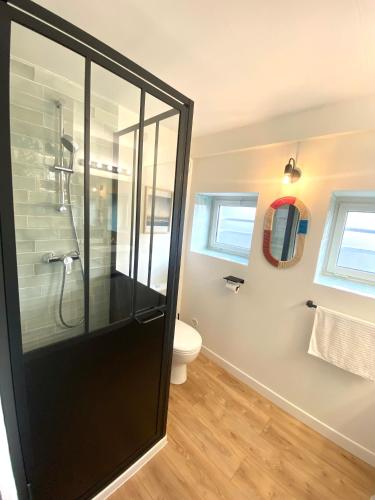 une salle de bain avec douche et toilettes dans l'établissement Chambre au calme sur jardin avec Terrasse, à La Rochelle