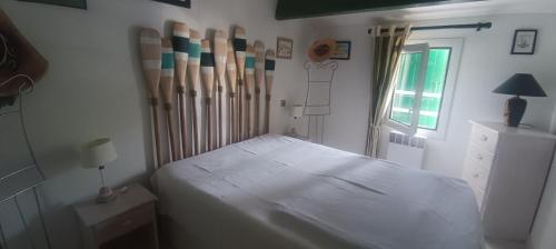 Una cama o camas en una habitación de Le Pirate Lazor - Les Sables Vignier