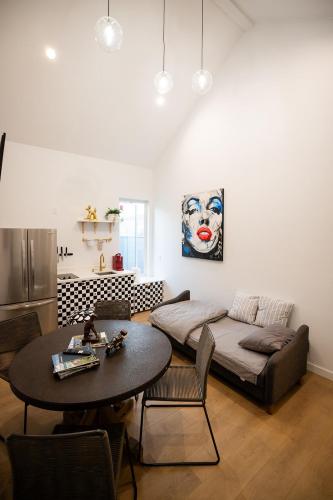 Posezení v ubytování Charming 1BR Near Airport & Studios , EV