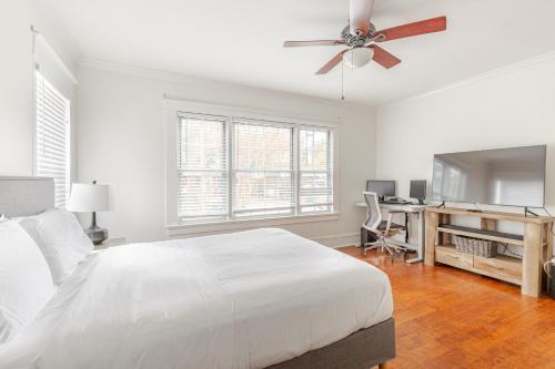 Ένα ή περισσότερα κρεβάτια σε δωμάτιο στο Charming 4br Duplex In Oak Lawn Private Backyard