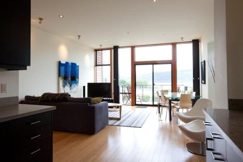 ein Wohnzimmer mit Couch und Tisch in der Unterkunft Bridge View Loft 30 Day in Hood River