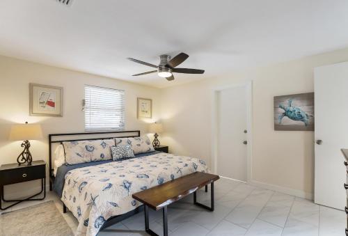 Giường trong phòng chung tại Shamrock Palms