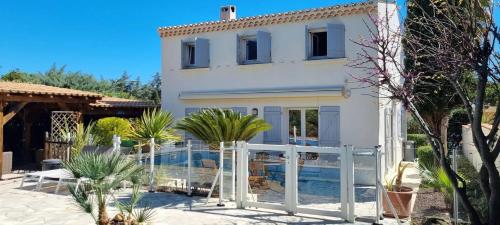 Villa spacieuse à Agde avec piscine et jardin.