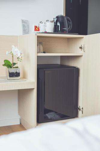a microwave in a cabinet with a flower in it at Smart HTL in Körösladány