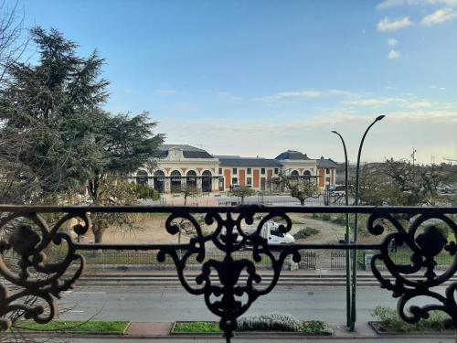 - une vue sur un bâtiment depuis une clôture de fer dans l'établissement Les Apparts de Marmande - Grand T3 Lumineux, à Marmande