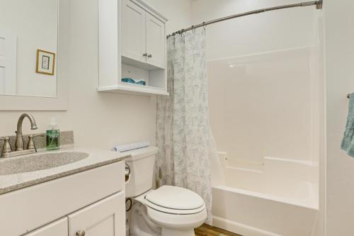 Un baño blanco con inodoro y ducha. en 2 Mi to Lake Michigan Home with Patio in Green Bay, en Green Bay