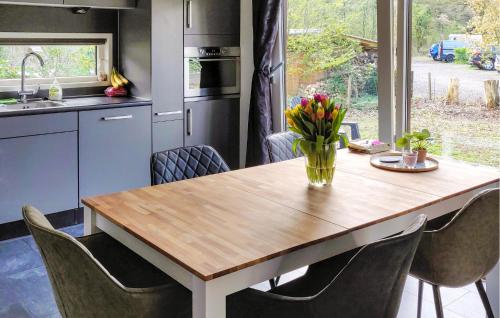 Una cocina o zona de cocina en Amazing Home In Dwingeloo With Wifi