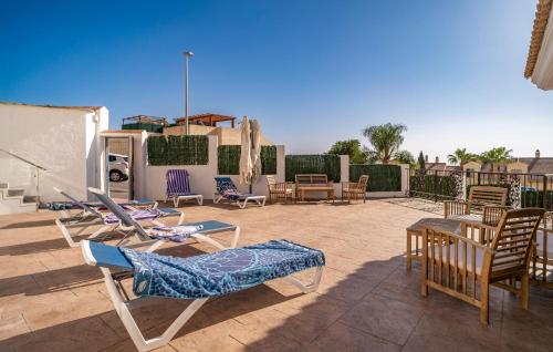 En balkon eller terrasse på Stunning Home In Benalmadena With Wifi