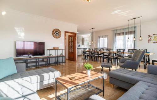 Et tv og/eller underholdning på Stunning Home In Benalmadena With Wifi