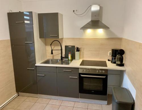 Η κουζίνα ή μικρή κουζίνα στο LocalBeds - Ferienwohnung Monteurwohnung