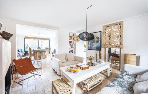 Χώρος καθιστικού στο Beautiful Home In Gommecourt