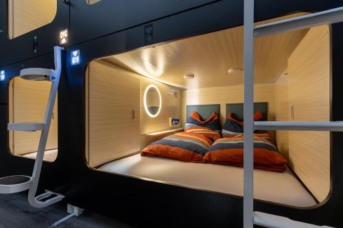 Postel nebo postele na pokoji v ubytování MUE Cubes - Capsule Hotel