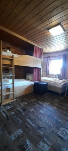 弗拉绍Chalet Auhof的有两张双层床和一扇窗户的房间