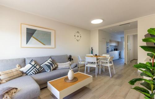 una sala de estar con un sofá y una mesa en Lovely Home In Torre De La Horadada, en Torre de la Horadada