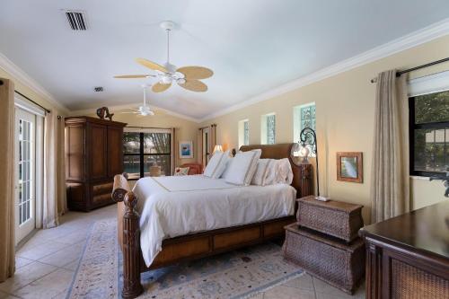 Postel nebo postele na pokoji v ubytování Dolphin Daze