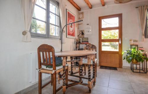 une salle à manger avec une table, des chaises et une porte dans l'établissement Gorgeous Home In Arles With Wifi, à Arles