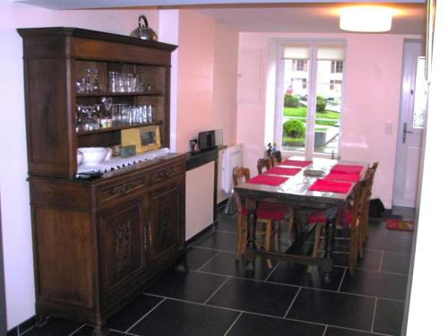 une cuisine avec une table et une salle à manger dans l'établissement Le banc sous les tilleuls, à Chooz