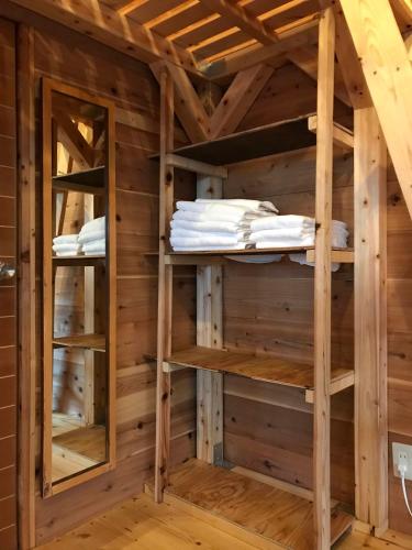 a room in a log cabin with bunk beds at 南箱根ツリーハウス in Kannami