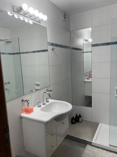 Bilik mandi di Departamento con cochera Villa Mercedes San Luis FUCO4