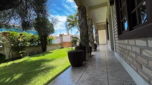 a walkway leading to a house with a yard at Casa espaçosa com sala de jogos interna e externa in Florianópolis