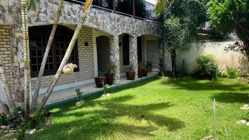 a yard with potted plants on a building at Casa espaçosa com sala de jogos interna e externa in Florianópolis