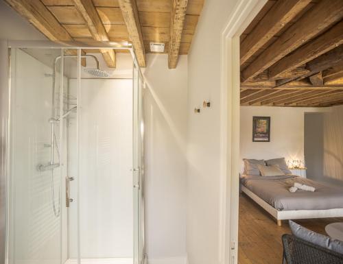 une chambre avec un lit et une douche en verre dans l'établissement Suzanne 5 - Chambre Privée - Confort - Hypercentre, à Troyes