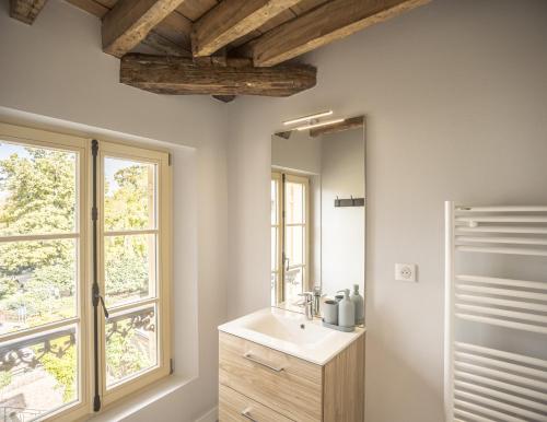 une salle de bain avec un lavabo et un miroir dans l'établissement Suzanne 5 - Chambre Privée - Confort - Hypercentre, à Troyes