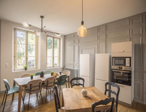 une cuisine et une salle à manger avec une table et des chaises dans l'établissement Suzanne 5 - Chambre Privée - Confort - Hypercentre, à Troyes
