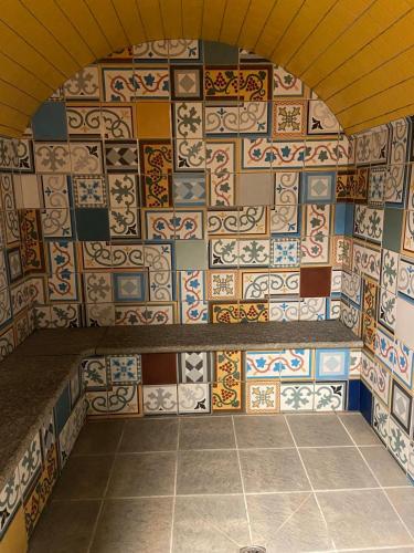 Cette chambre est dotée d'un mur recouvert de carrelage coloré. dans l'établissement Appartement Les Arolles, à Chamonix-Mont-Blanc