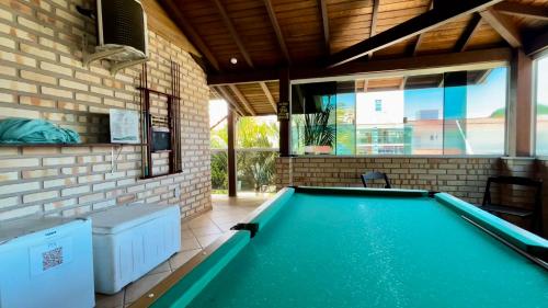 a swimming pool in a house at Casa espaçosa com sala de jogos interna e externa in Florianópolis