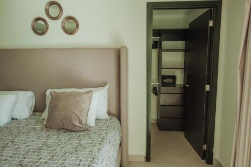 Postel nebo postele na pokoji v ubytování Grand Venetian Beachfront Condos