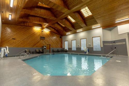 a large swimming pool in a building with a wooden ceiling at Best Western Lodge at River's Edge in Orofino