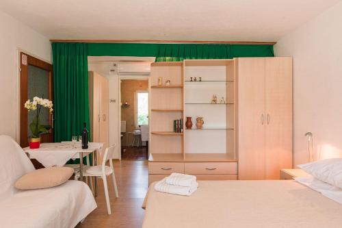 Lauschiges Apartment nur 200 Meter zum Sandstrand mit Meerblick, Grill, Klima