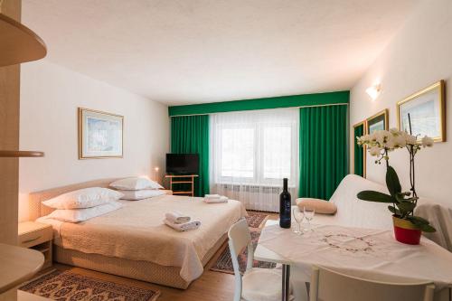 Lauschiges Apartment nur 200 Meter zum Sandstrand mit Meerblick, Grill, Klima