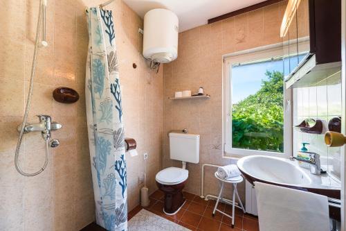 Lauschiges Apartment nur 200 Meter zum Sandstrand mit Meerblick, Grill, Klima