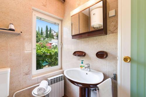 Lauschiges Apartment nur 200 Meter zum Sandstrand mit Meerblick, Grill, Klima