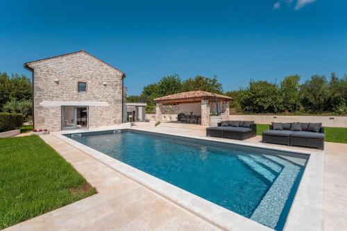 Beeindruckende Steinfinca mit privatem Salzwasserpool, Panoramablick aufs Meer, Grill