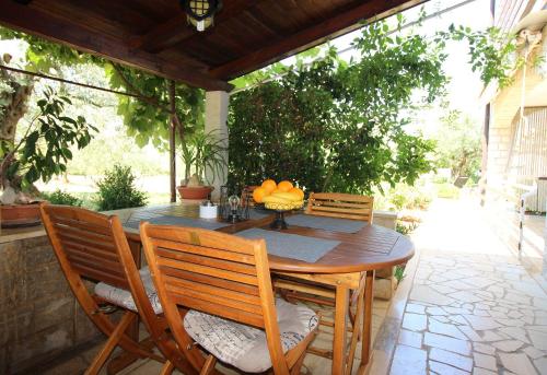 Hundefreundliches Apartment nur 250 Meter zum Strand mit mediterranem Garten