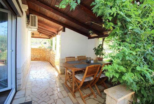 Hundefreundliches Apartment nur 250 Meter zum Strand mit mediterranem Garten
