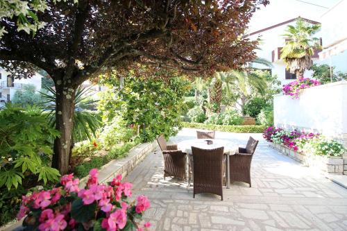 Komfortables Apartment mit privater Terrasse, Spielplatz, Grill, Liegen, Waschmaschine