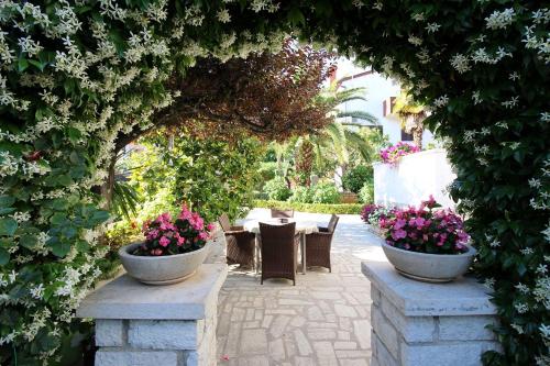 Komfortables Apartment mit privater Terrasse, Spielplatz, Grill, Liegen, Waschmaschine
